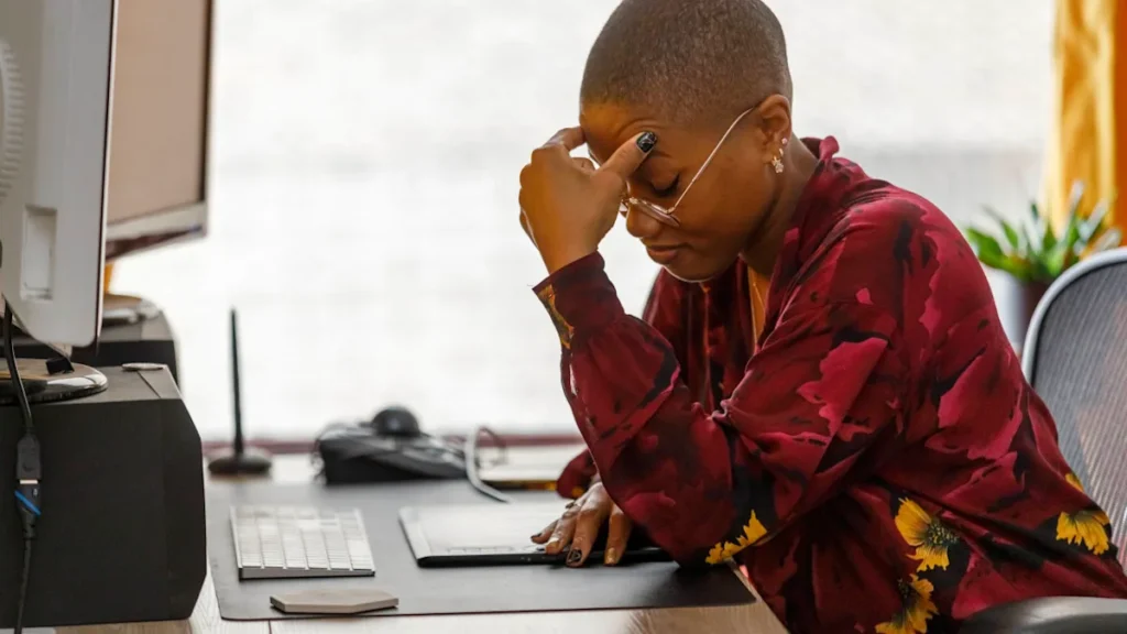 9 Common Self-Defeating Habits That Hurt Your Success, According to a Psychologist